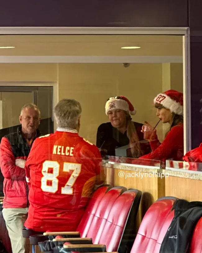 Taylor Swift en el partido de los Chiefs con sus padres y Ed Kelce.