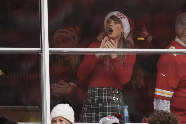 Taylor Swift viendo el partido de fútbol de su novio.