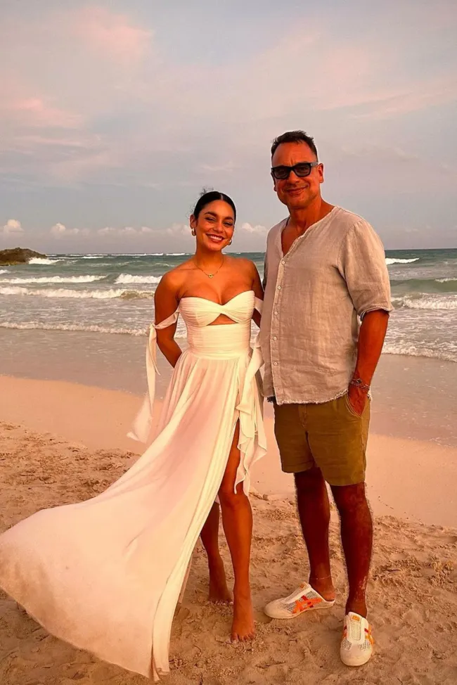 Vanessa Hudgens lució un vestido de novia de Gahlia Ladhav para su fiesta de bienvenida antes de casarse con Cole Tucker en México.Sandraa Ayman/Twitter