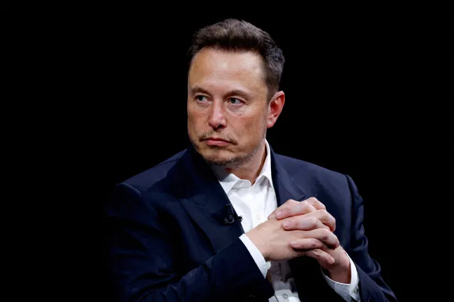 Elon Musk ha sido criticado recientemente por no monitorear adecuadamente las publicaciones antisemitas y los discursos de odio hacia X.REUTERS