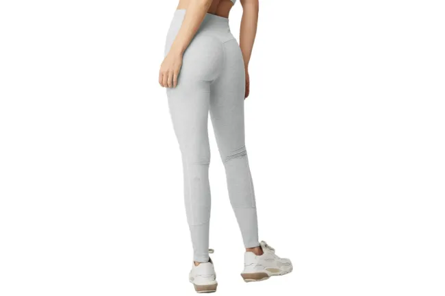 Un modelo con leggings gris jaspeado de Alo Yoga
