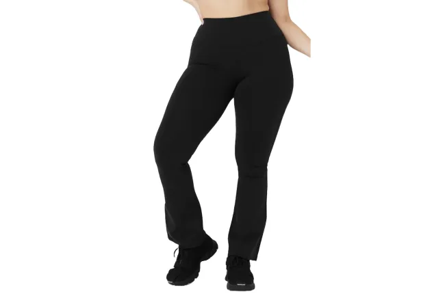 Una modelo con leggings negros con corte bootcut.