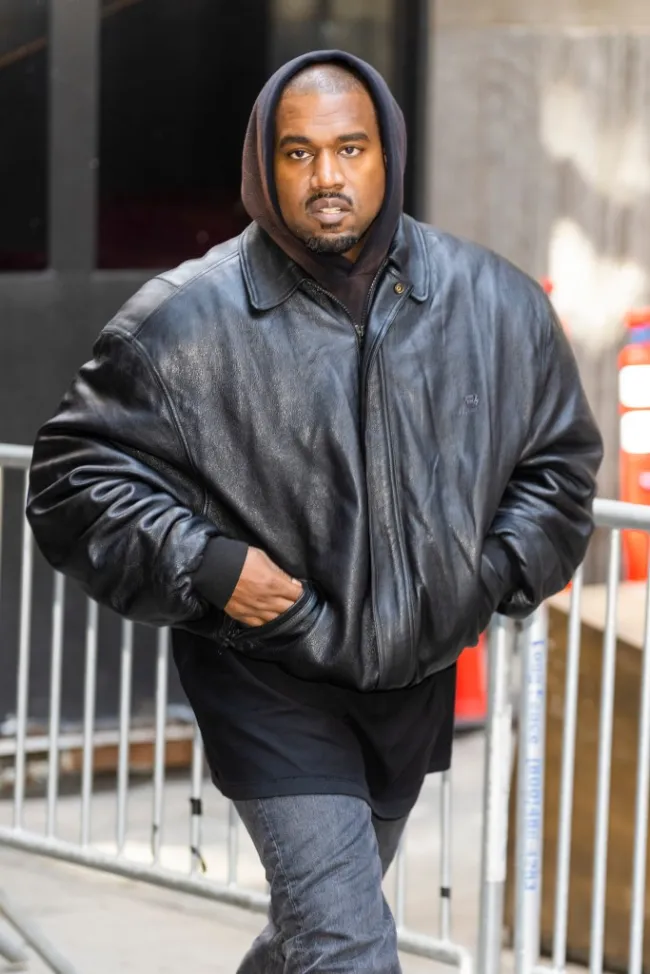 Kanye West caminando