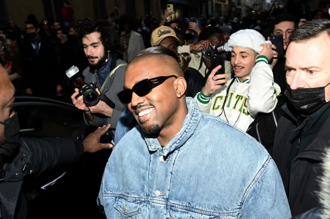 Kanye West sonriendo