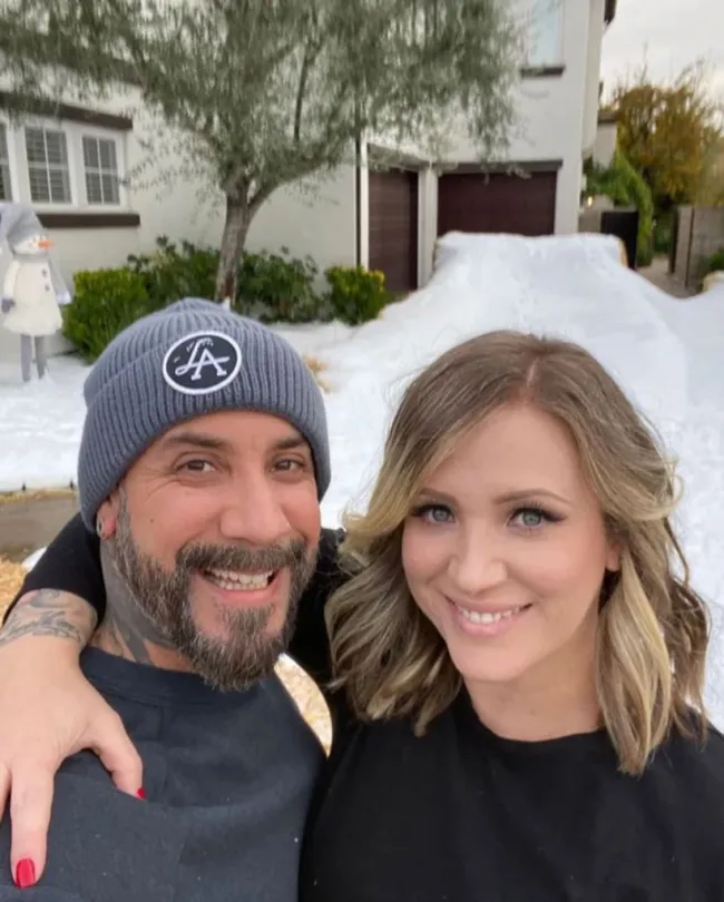 aj mclean y su esposa, rochelle, selfie en la nieve