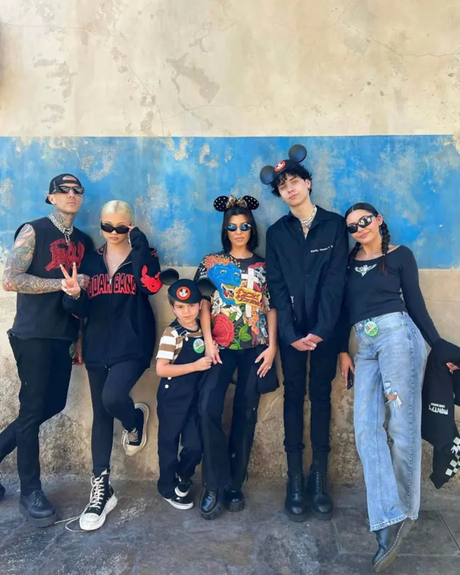 Kourtney Kardashian Travis Barker y algunos de sus hijos.