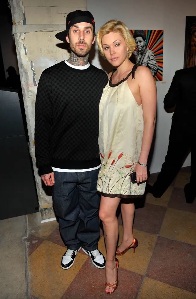 Travis Barker y Shanna Moakler en el lanzamiento de Worlds on Fire: Exposición de artistas nominados al Grammy en 2009.