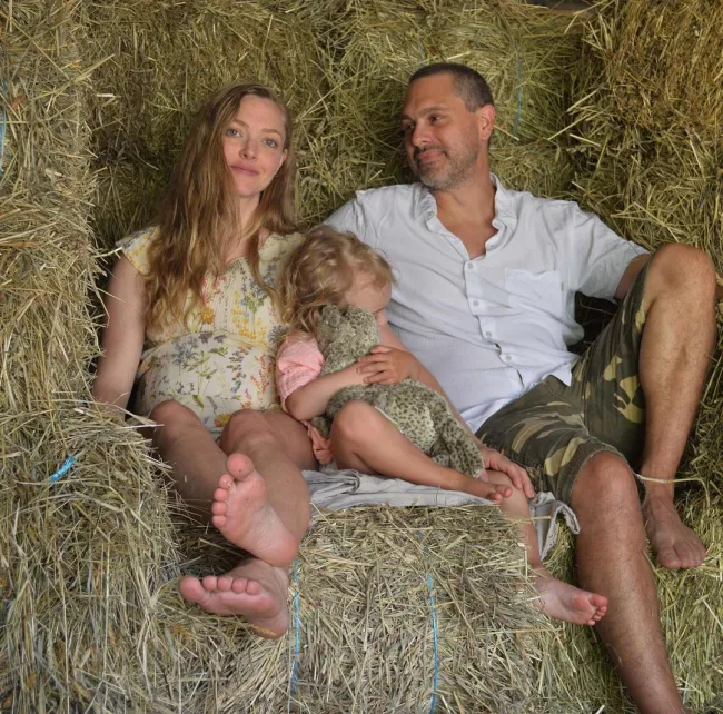 Amanda Seyfried con su marido y su hijo