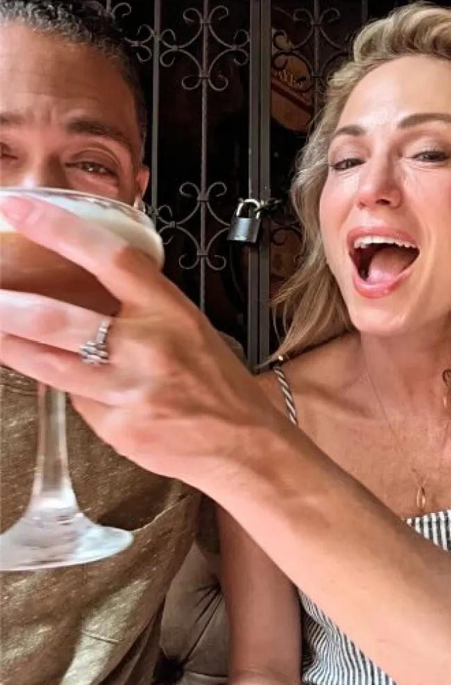 Amy Robach y TJ Holmes bebiendo un cóctel.