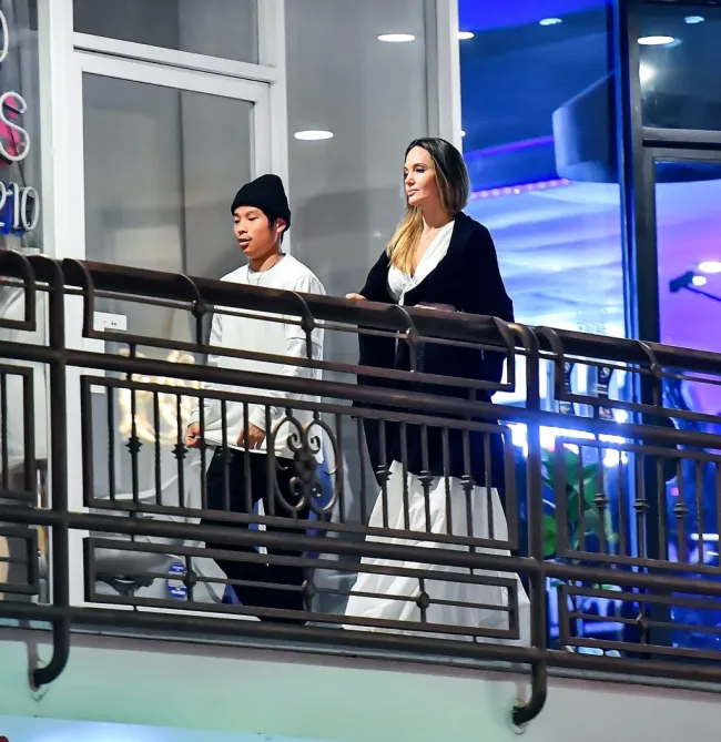 Angelina Jolie y su hijo Pax saliendo de un restaurante de sushi.