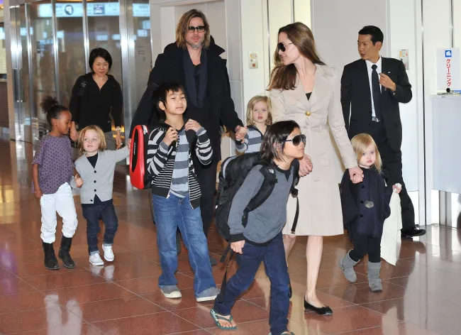 Brad Pitt, Angelina Jolie y sus seis hijos en el aeropuerto de Tokio.