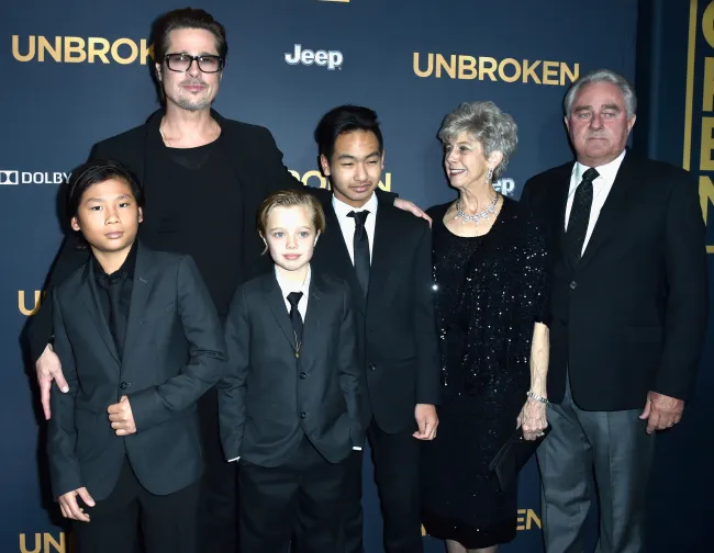 Brad Pitt con algunos de sus hijos y su padre en el estreno de una película en 2014.