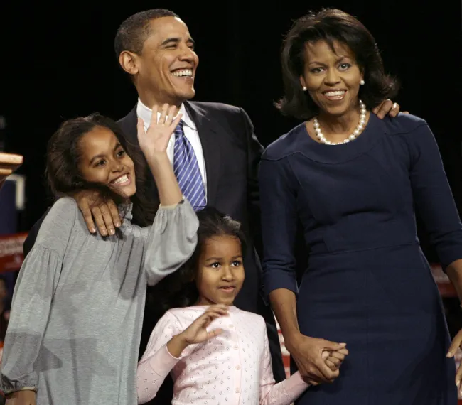 Barack y Michelle Obama y sus hijas en 2008.
