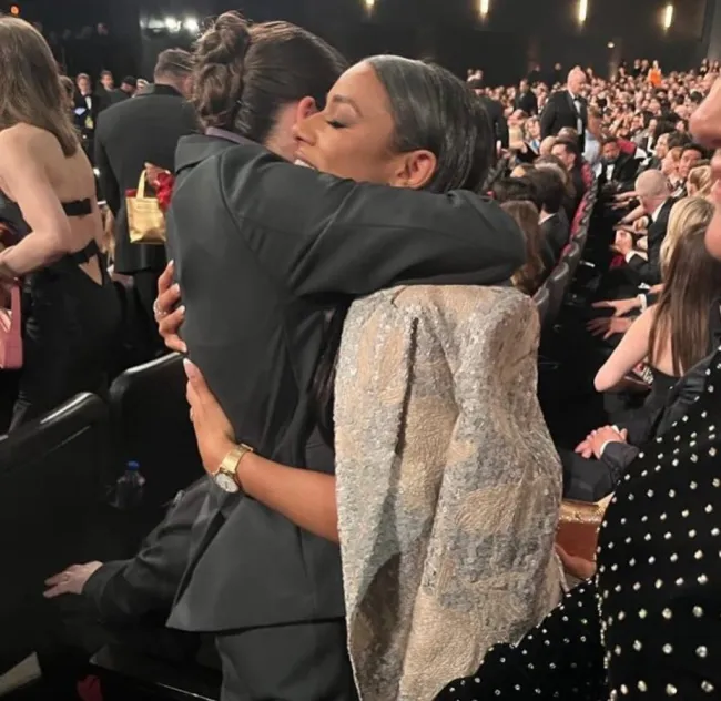 Ariana DeBose y Bella Ramsey abrazándose en los Emmy 2024.