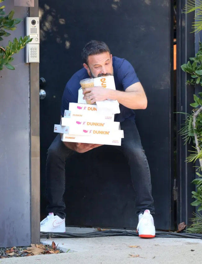 Ben Affleck filmando un comercial de Dunkin' Donuts.