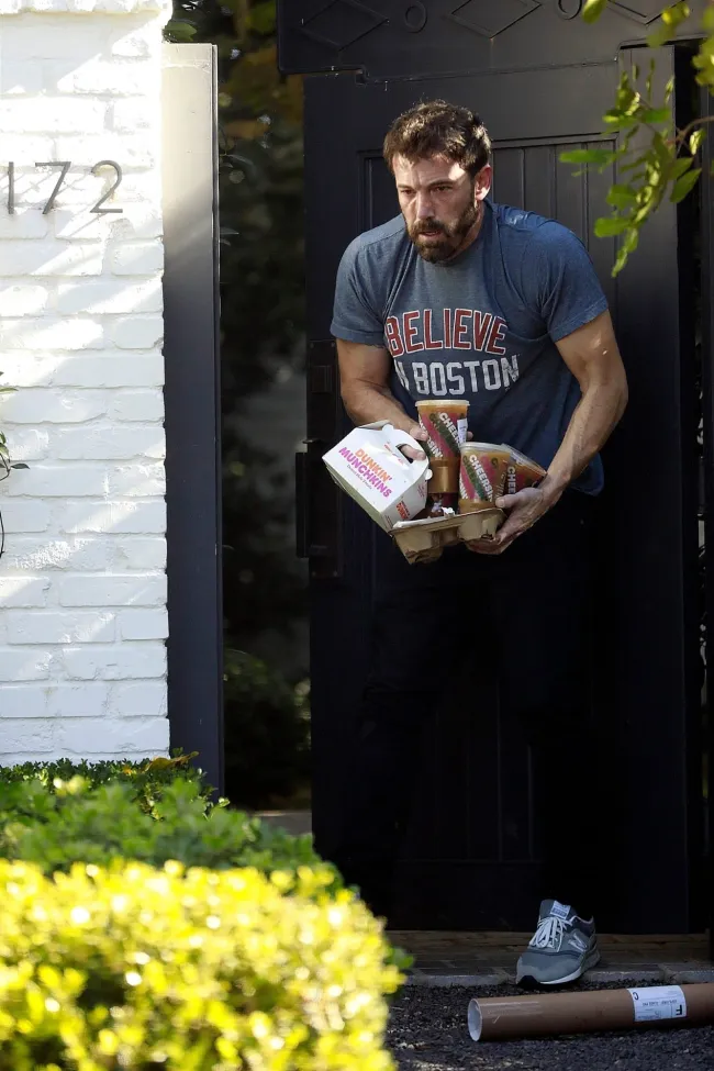 Ben Affleck deja caer cajas de Dunkin' Donuts afuera de su casa.
