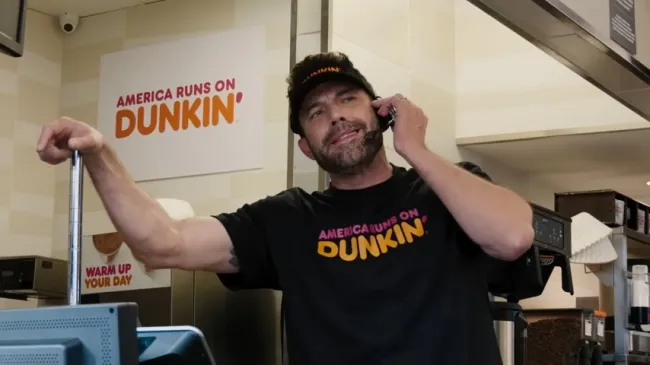 Ben Affleck trabaja en el Dunkin' Drive-Thru.  en un anuncio del Super Bowl.