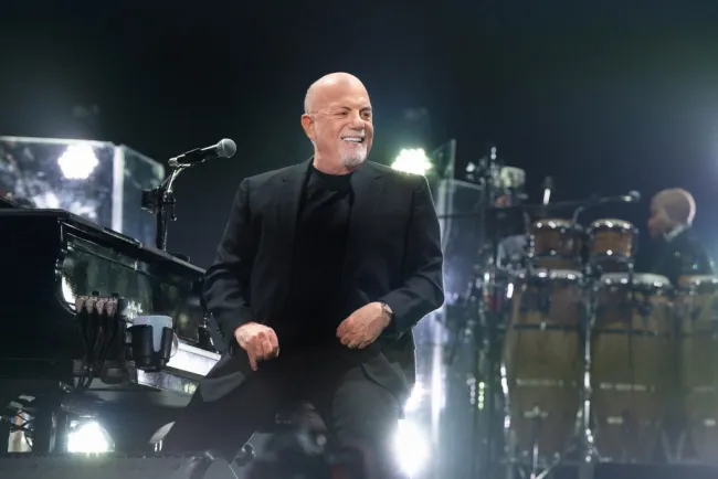 Billy Joel actuando en el UBS Arena.