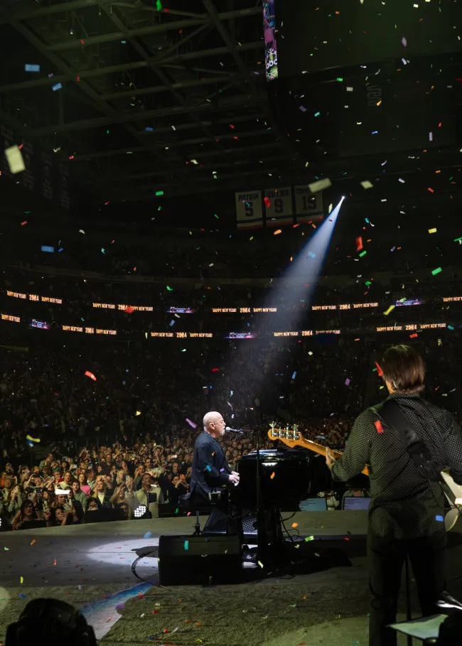 Billy Joel actuando en el UBS Arena.
