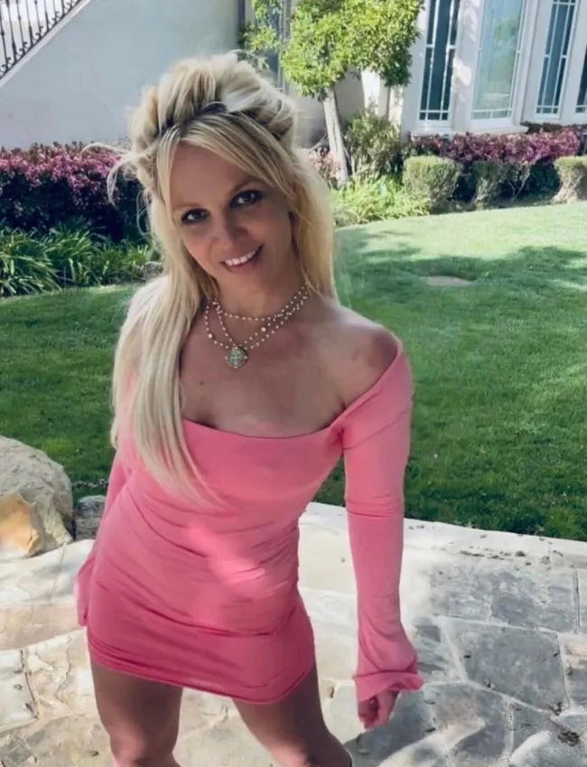 Britney Spears con un vestido rosa