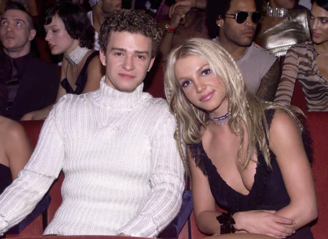 selfie de justin Timberlake besando a Jessica Biel en la mejilla