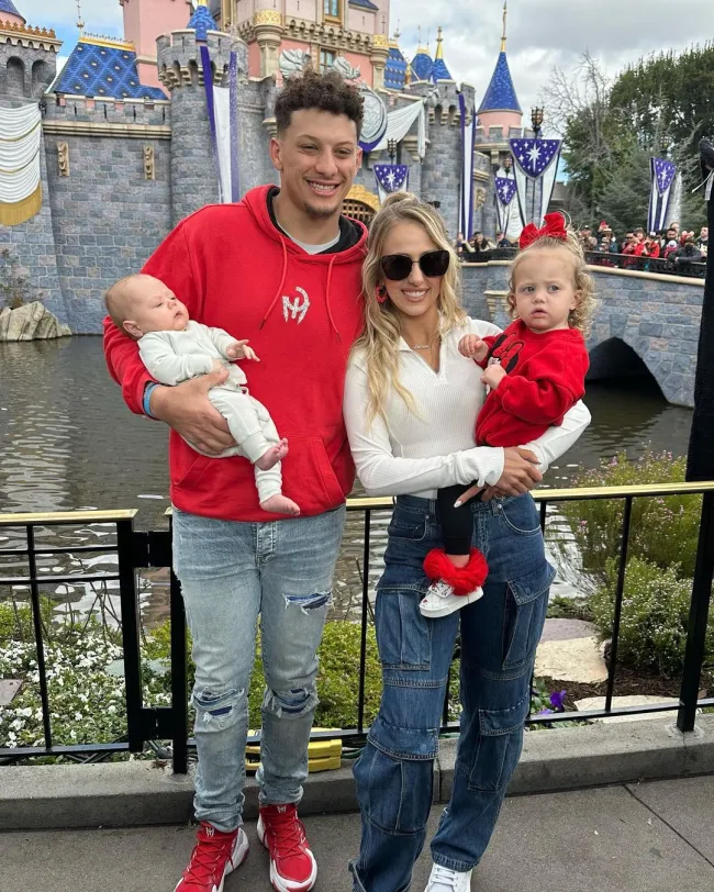 Brittany y Patrick Mahomes con sus hijos en Disneyland
