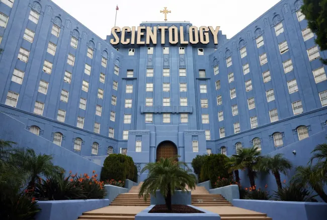 Una toma exterior de la Iglesia de Scientology.