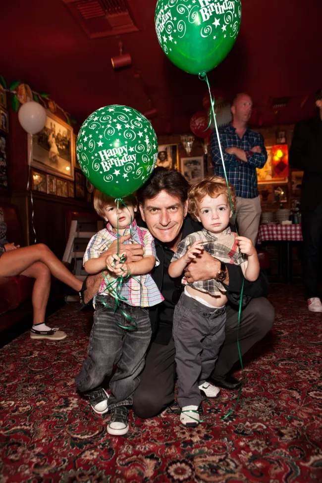 Charlie Sheen con sus hijos.