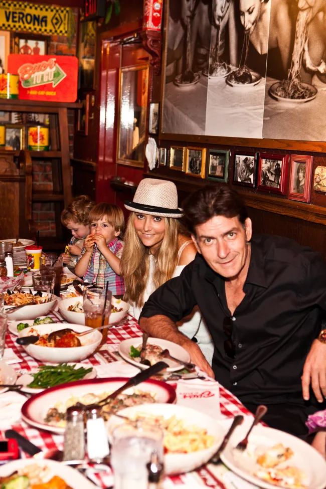 Charlie Sheen y Brooke Mueller con sus hijos.