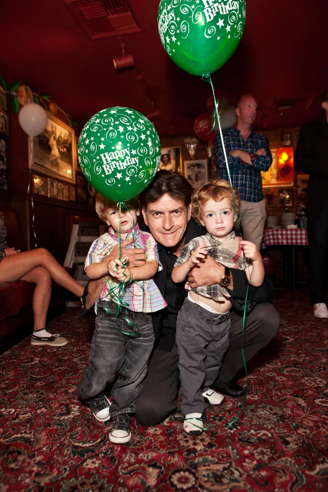 Charlie Sheen posando con sus dos hijos