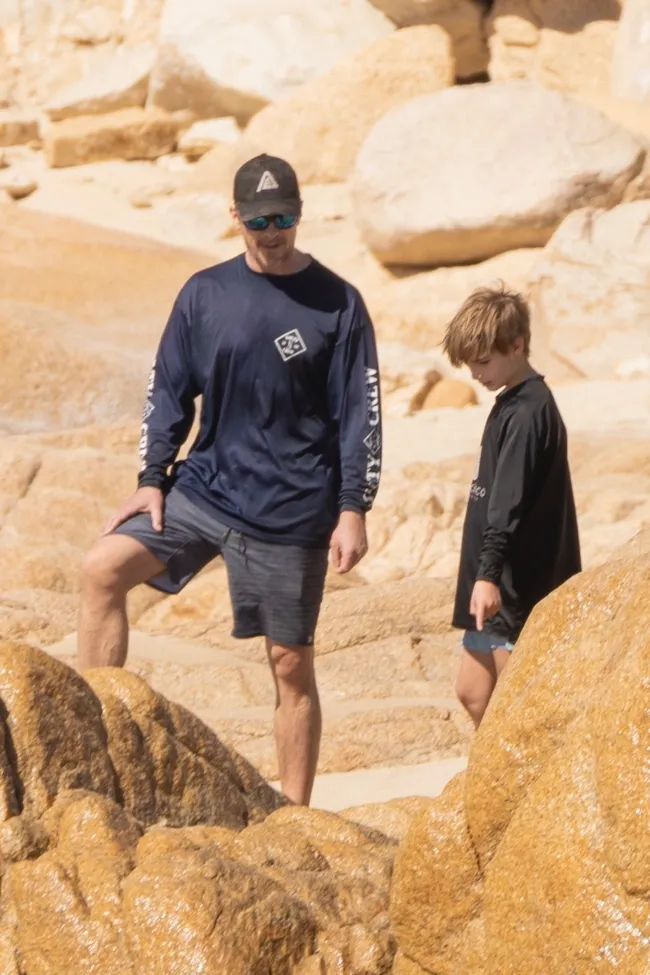 Christian Bale y su hijo en la playa.