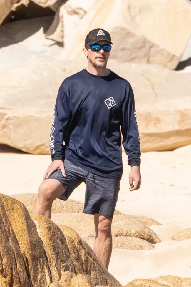 Christian Bale en la playa.