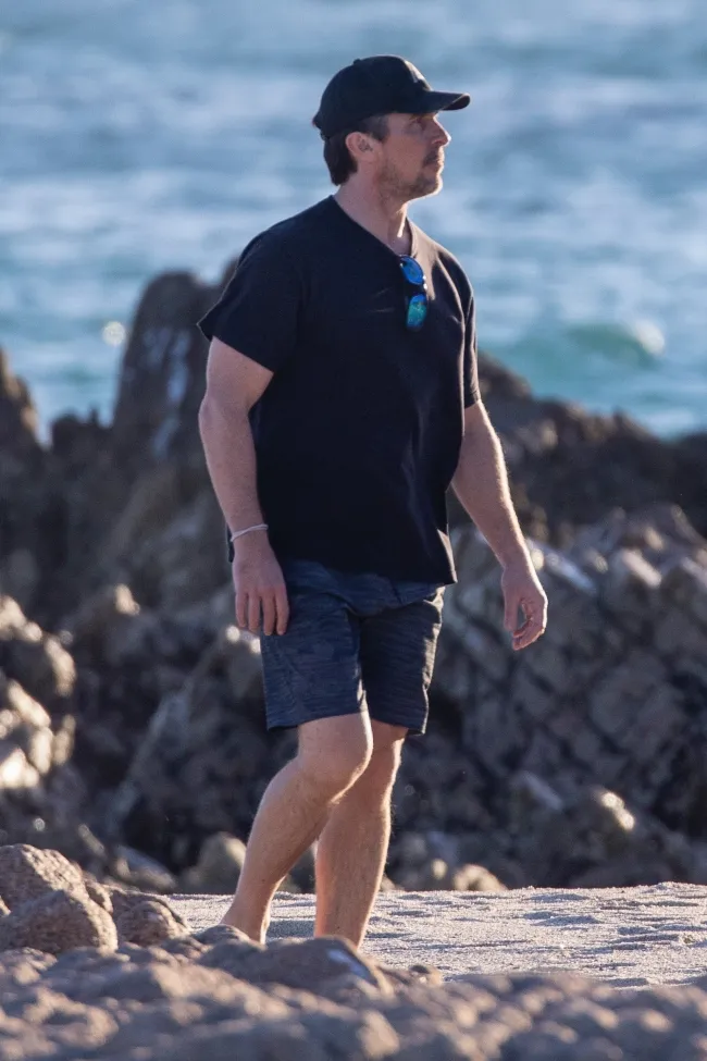 Christian Bale en un paseo por la playa