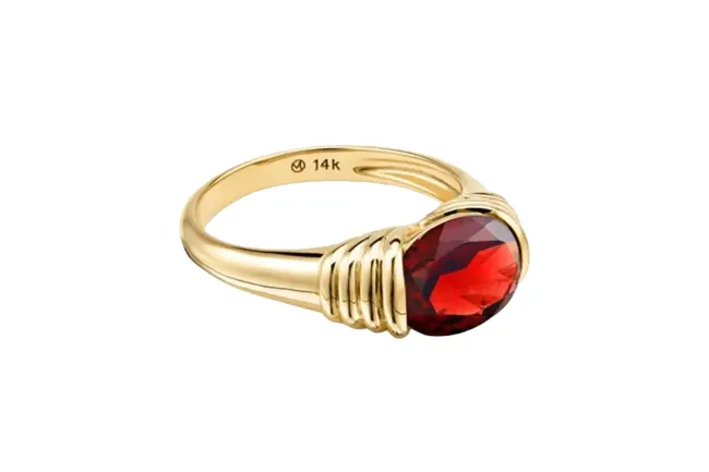 Un anillo rojo y dorado