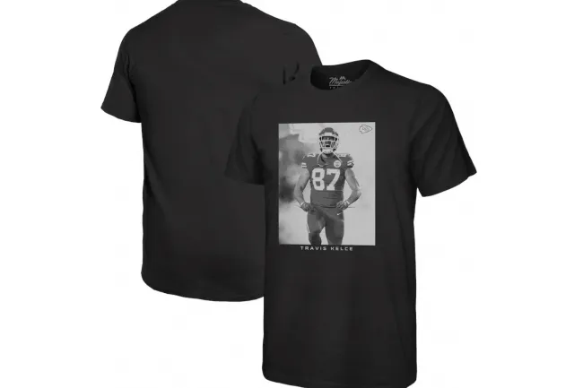 Una camiseta negra con una foto de Travis Kelce.