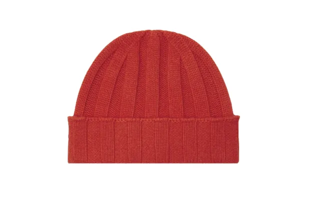 Un sombrero de costilla rojo