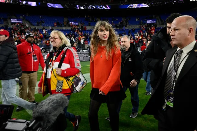 Taylor Swift, a la derecha, camina con Donna Kelce en el campo después del partido de fútbol americano de la NFL por el Campeonato de la AFC entre los Baltimore Ravens y los Kansas City Chiefs, el domingo 28 de enero de 2024, en Baltimore.