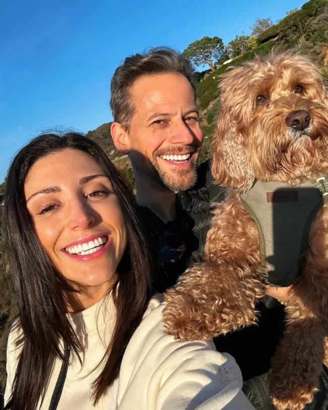 Ioan Gruffudd, Bianca Wallace y su perro en una selfie