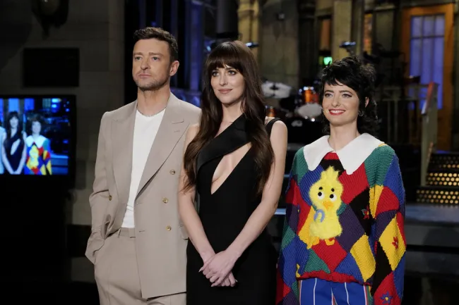 Dakota Johnson presenta SNL