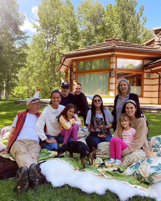 Bruce Willis, Demi Moore y Emma Heming posando con sus hijos