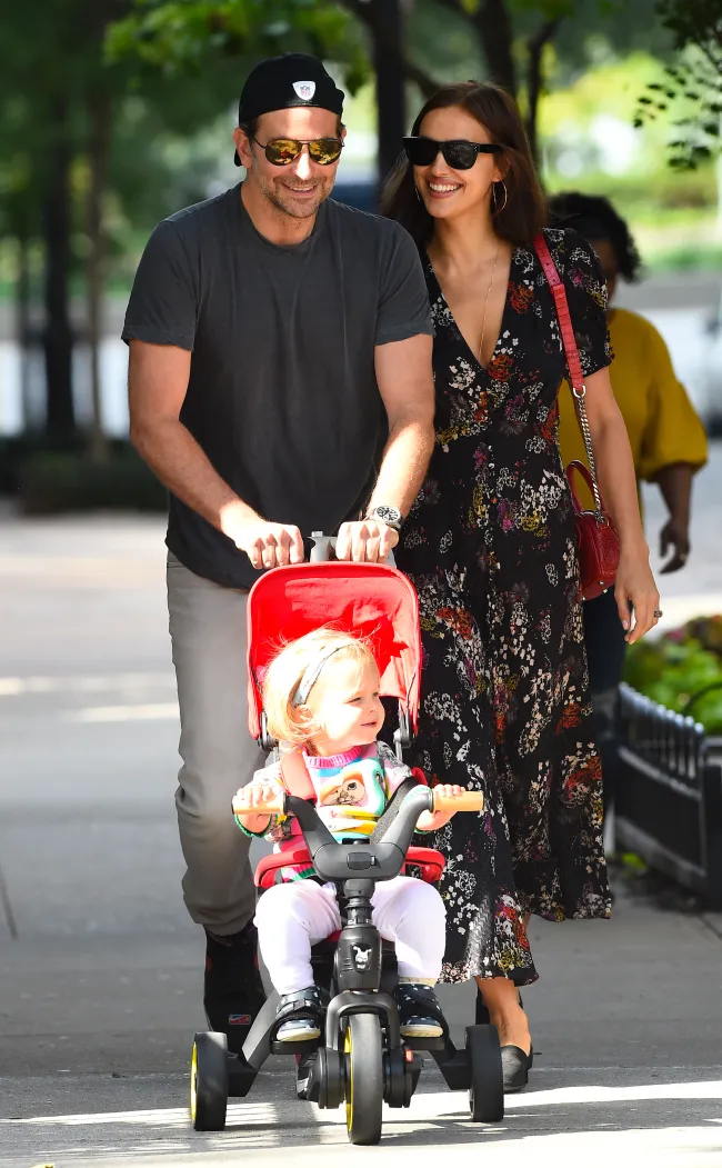 Bradley Cooper e Irina Shayk de paseo con su hija.