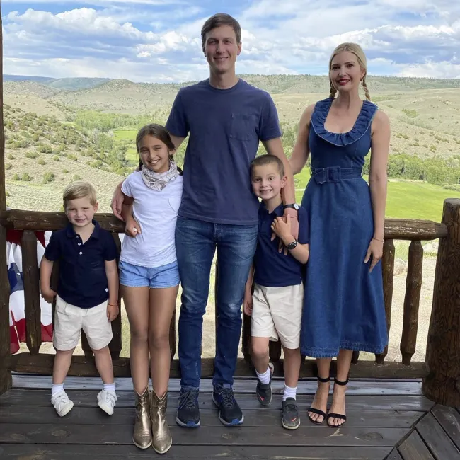 Ivanka Trump con Jared Kushner y sus hijos.