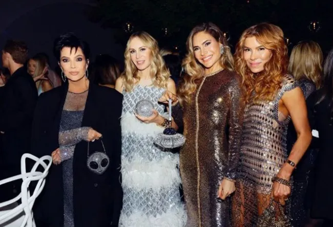 Kris Jenner en la fiesta de cumpleaños de Jeff Bezos con unos amigos.