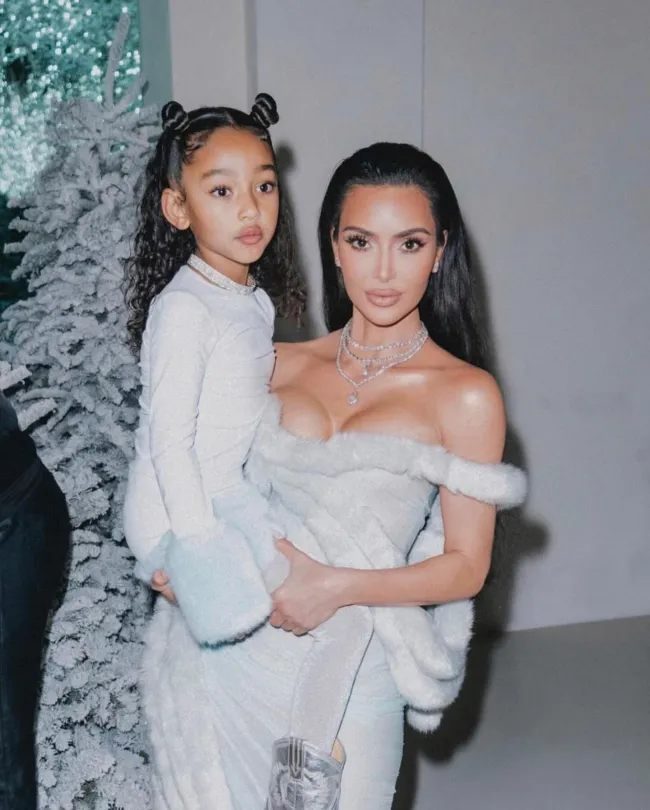Kim Kardashian y su hija Chicago