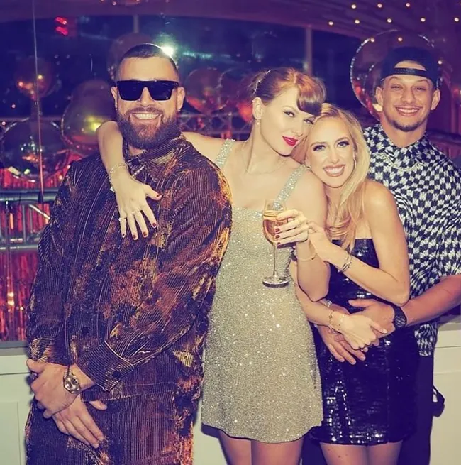Taylor Swift y Travis Kelce posan con amigos y Patrick y Britany Mahomes.