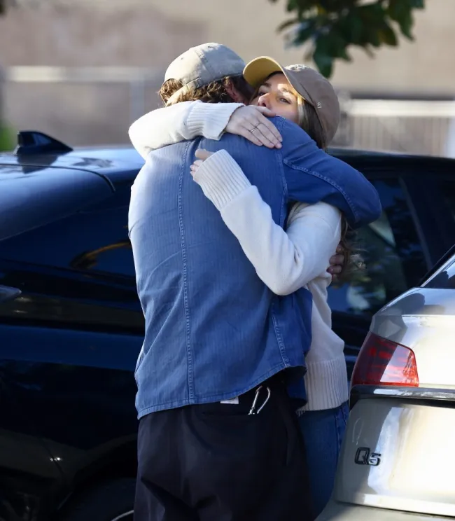 Addison Timlin y Jeremy Allen White abrazándose