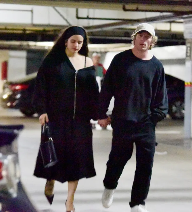 Jeremy Allen White y Rosalia tomados de la mano en un estacionamiento