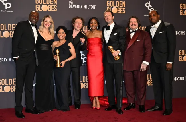 Edwin Lee Gibson, Abby Elliott, Liza Colon-Zayas, Jeremy Allen White, Ayo Edebiri, Ebon Moss-Bachrach, Matty Matheson.  L-Boy en la alfombra roja de los Globos de Oro