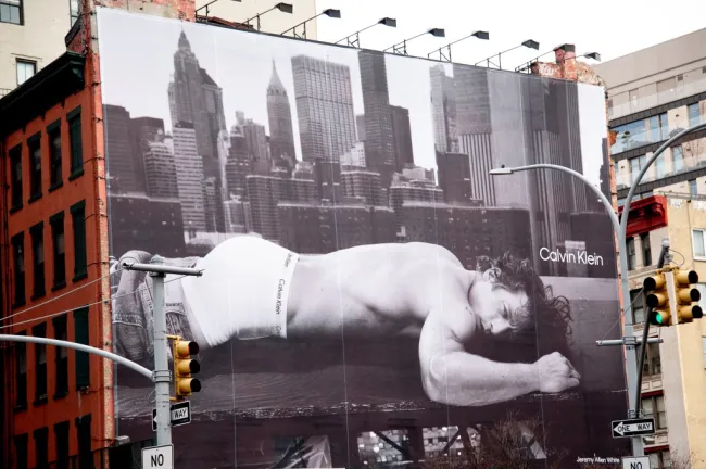 Cartelera de Calvin Klein con una foto de Jeremy Allen White, boca abajo y con la ropa interior expuesta.