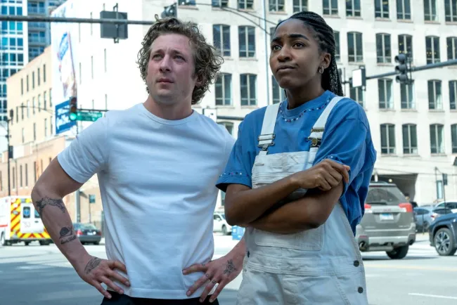 Jeremy Allen White y Ayo Edebiri en una escena de 